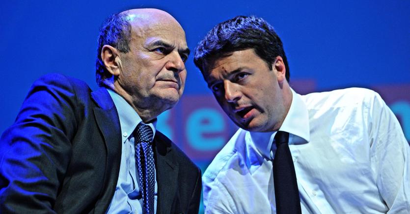 Matteo Renzi con Pierluigi Bersani (Ansa)