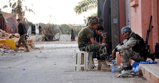 Un gruppo di combattenti anti-Isis in un momento di relax nella periferia Sudest di Bengasi (Ap)