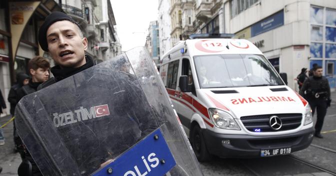 Polizia e ambulanze sul luogo dell’attentato kamikaze questa mattina a Istanbul. Due morti, tra cui l'attentatore, e sette feriti (Epa)