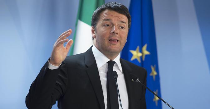 Il presidente del Consiglio, Matteo Renzi, al termine del summit Ue, ieri a Bruxelles (Ansa)