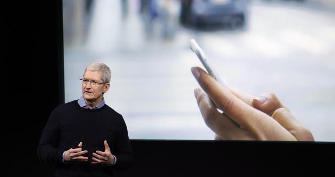 Tim Cook all’evento Apple sul nuovo iPhone SE (foto AP)