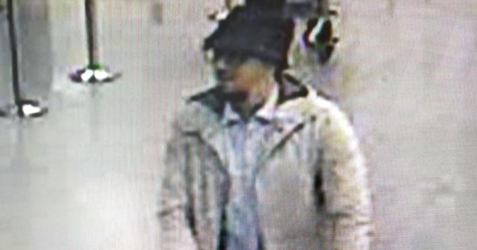 La foto di uno dei tre sospetti terroristi, ripresi dalle telecamere dello scalo di Bruxelles, pubblicata dalla polizia belga sui propri profili ufficiali. (ANSA)