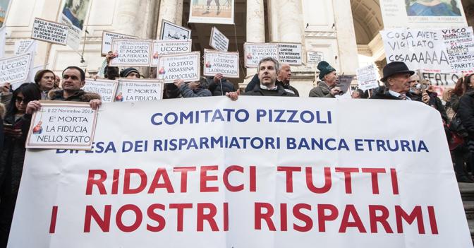 Nella foto una manifestazione del Comitato Vittime del Salva-banche tenutasi lo scorso dicembre a Roma (Agf)