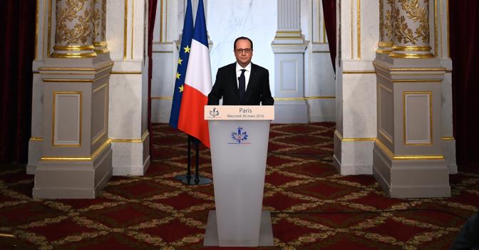 Il presidente francese Francois Hollande all’Eliseo (Reuters)