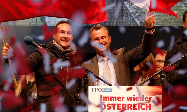 Il candidato alla presidenza austriaca Norbert Hofer, a destra, con il leader del Fpoe Heinz-Christian Strache