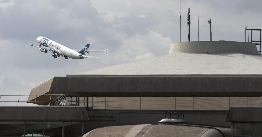 Il decollo dall’aeroporto Charles de Gaulle dell’aereo EgyptAir successivo al volo MS804