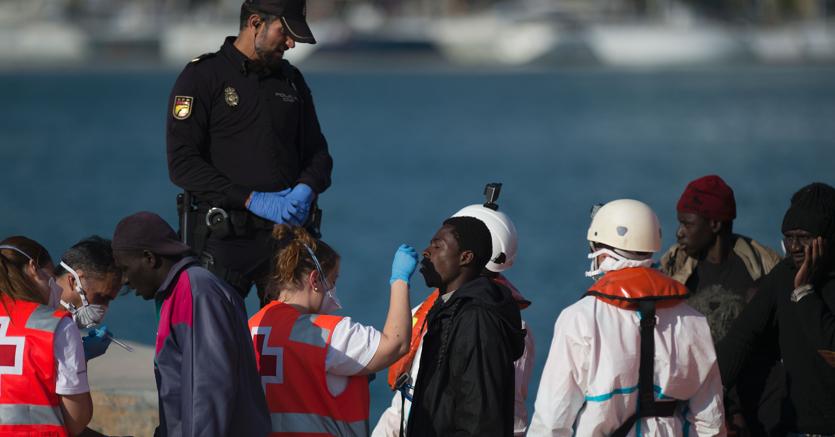 I primi controlli su un gruppo di migranti sbarcati in Europa