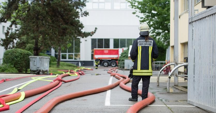 I vigili del fuoco al lavoro nello stabilimento Audi di Neckarsulm per l’inondazione che ha allagato l’edificio (AFP Photo)