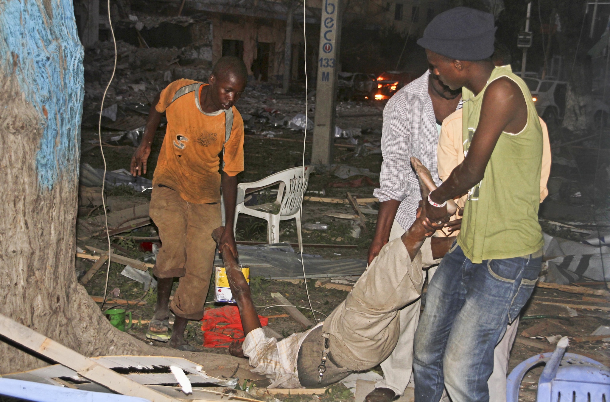 Un vittima viene portata via dall’hotel di Mogadiscio