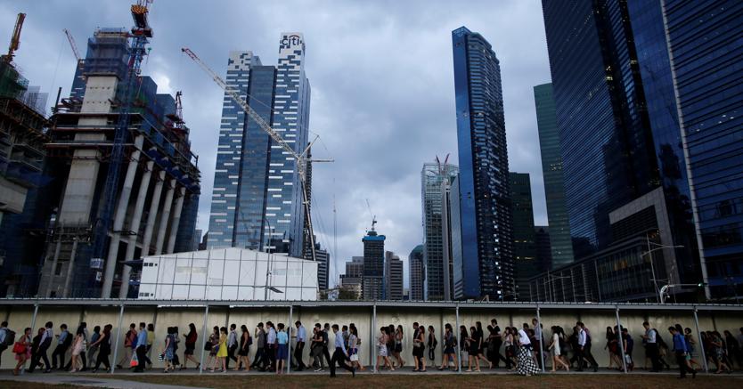 L’ora di punta nel distretto finanziario di Singapore (Reuters)