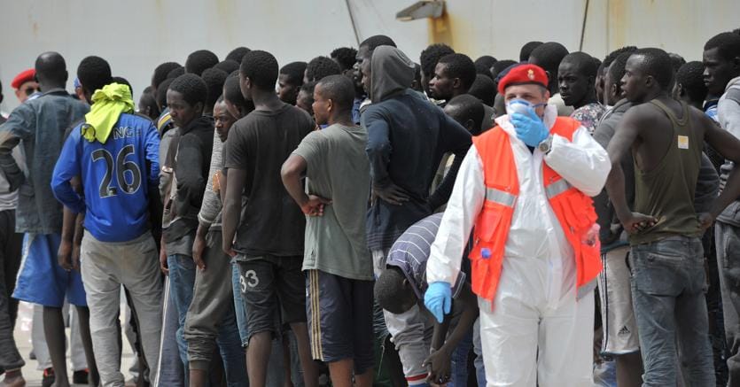 Migranti salvati dalla nave italiana “Vega” e trasportati al porto di Reggio Calabria (AFP Photo)