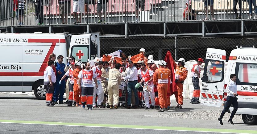 I soccorsi in pista a Montmelò dopo l’incidente a Luis Salom (Afp) 