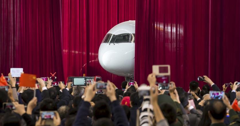 Nella foto la presentazione di un nuovo aereo passeggeri prodotto dalla cinese Comac. I primi prototipi del nuovo velivolo russo-cinese saranno pronti entro il 2023 (Reuters)