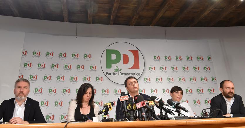 Il presidente del consiglio Matteo Renzi durante la conferenza stampa nella sede del Partito democratico sui risultati delle elezioni amministrative comunali (Ansa)