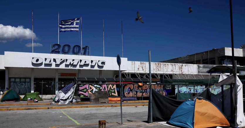 L’ex aeroporto Ellenikon di Atene oggi trasformato in un campo provvisorio per i migranti e   profughi