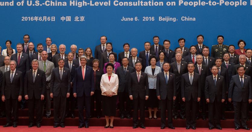 Terzo da sinistra, il  segretario del Tesoro Usa, Jacob Lew, il segretario di stato John Kerry, il vice-premier cinese Liu Yandong alla cerimonia d’apertura degli incontri economici tra Usa e Cina (Reuters)