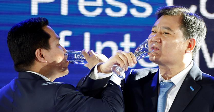 Jindong e Thohir brindano all’acquisto (Reuters)
