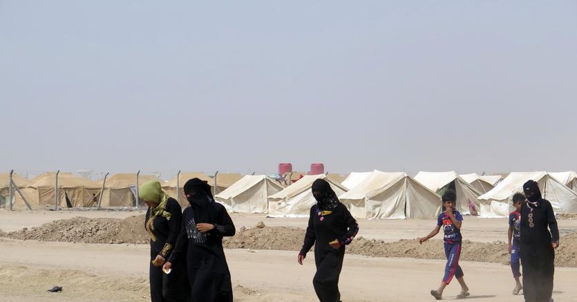 Famiglie fuggite da Falluja, in Iraq, dove l’esercito iracheno ha sferrato l’offensiva finale all’Isis