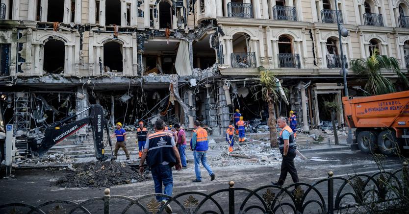 I primi interventi nei pressi di un hotel pesantemente danneggiato dall’attentato di Istanbul, in Turchia. (Afp)
