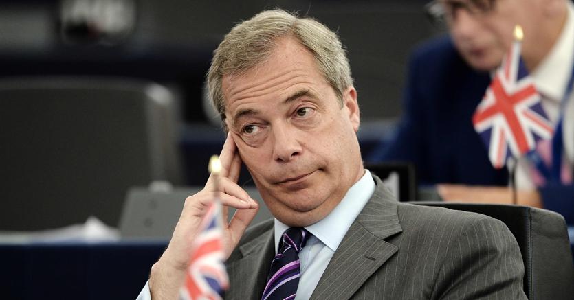 Il leader degli indipendentisti di Ukip, Nigel Farage, durante la sessione plenaria dell’Europarlamento a Strasburgo