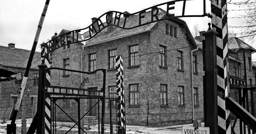 L’entrata del campo di concentramento di Auschwitz (Agf)