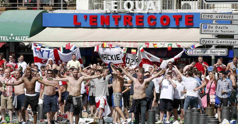 Tifosi inglesi scatenati a Marsiglia, scontri e arresti (Afp)