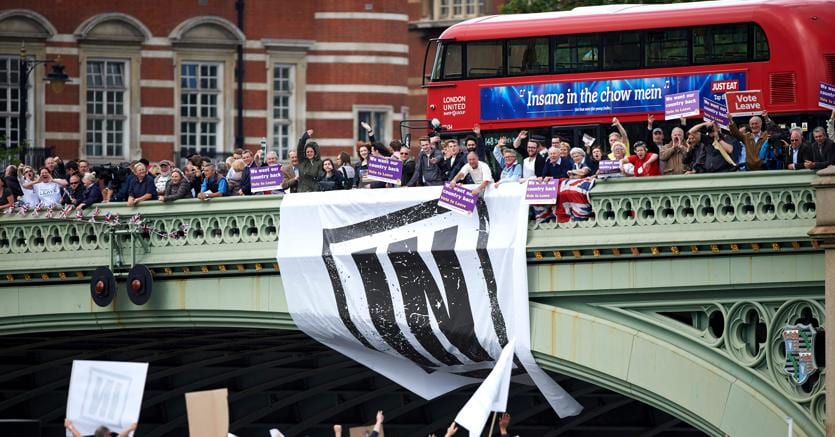 Attivisti del Leave dispiegano  uno striscione sul ponte di Westminster mentre aspettano  una flottiglia di barche dello stesso fronte 