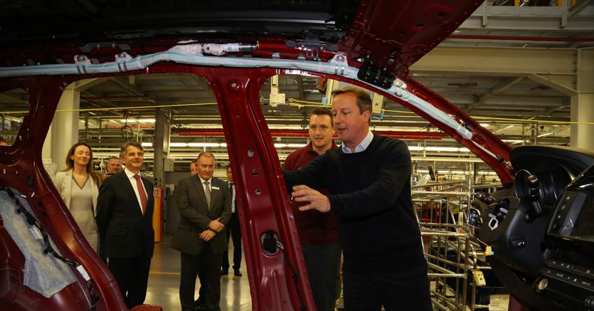Il primo ministro inglese David Cameron nella fabbrica Jaguar Land Rover di Solihull 