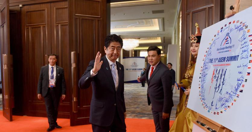 Il primo ministro giapponese Shinzo Abe al summit dell’Asem