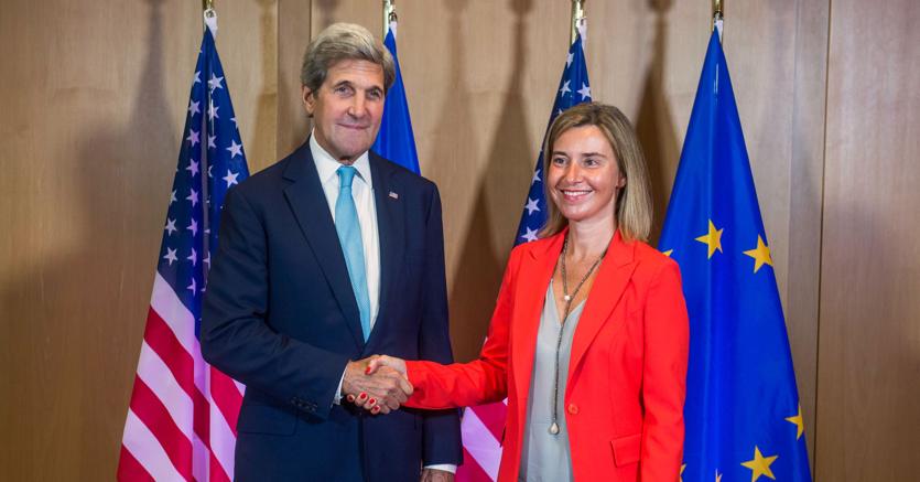 Il Segretario di Stato Usa, John Kerry, con l'Alto Rappresentante per la Politica estera e di Sicurezza Federica Mogherini (Afp)