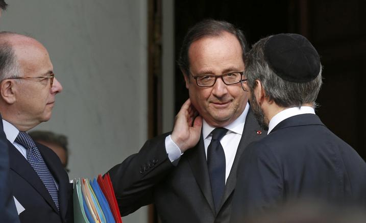 Il presidente francese François Hollande con il rabbino Haim Korsia e il primo ministro Cazeneuve