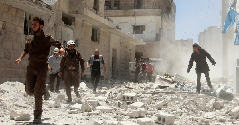 Soccorsi in azione dopo un bombardamento a Idlib (Reuters)