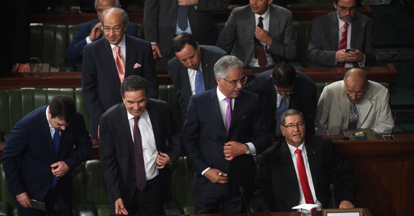 Il premier Habib Essid e il suo governo sfiduciati dal Parlamento del Bardo