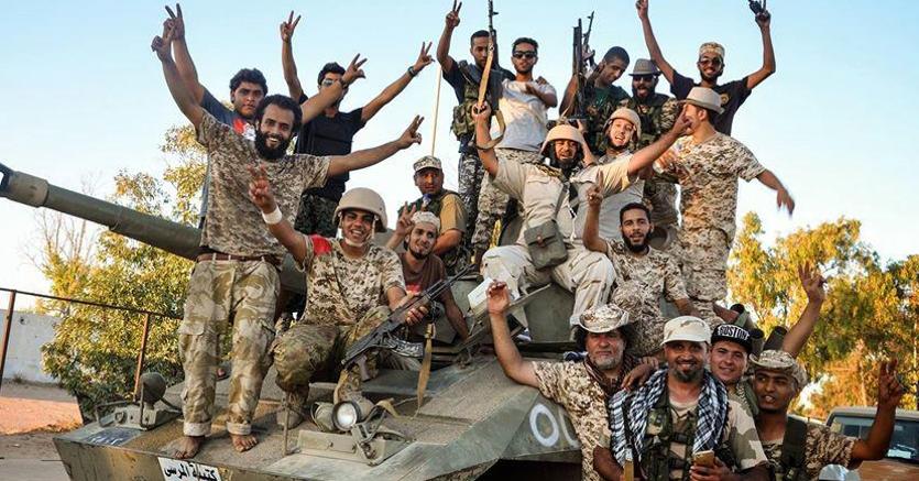Forze fedeli al governo libico celebrano la riconquista di ampie zone di Sirte (Ap)