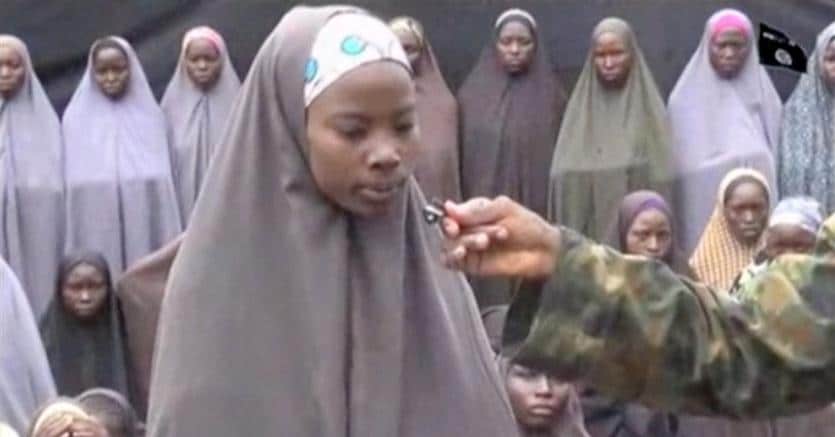 Nel  video  una ragazza  si  identifica come Maina Yakubu,  rapita a   Chibok come le altre giovani dietro di lei (Reuters) 