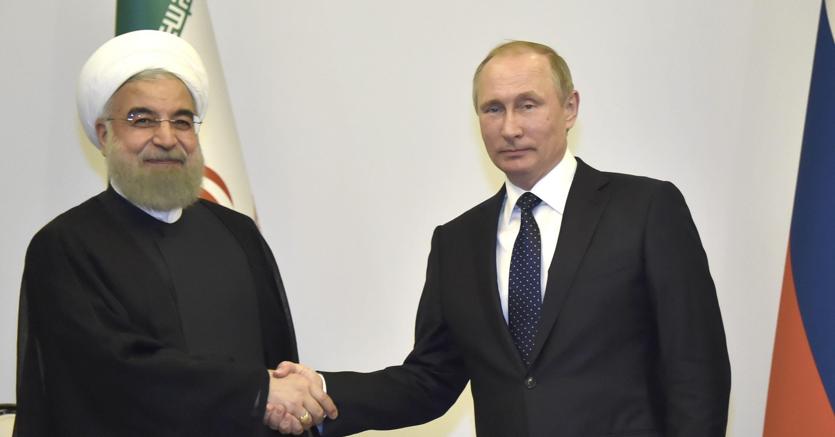Vladimir Putin (a destra) con il presidente iraniano Hassan Rohani durante il recente incontro a Baku, Azerbaijan