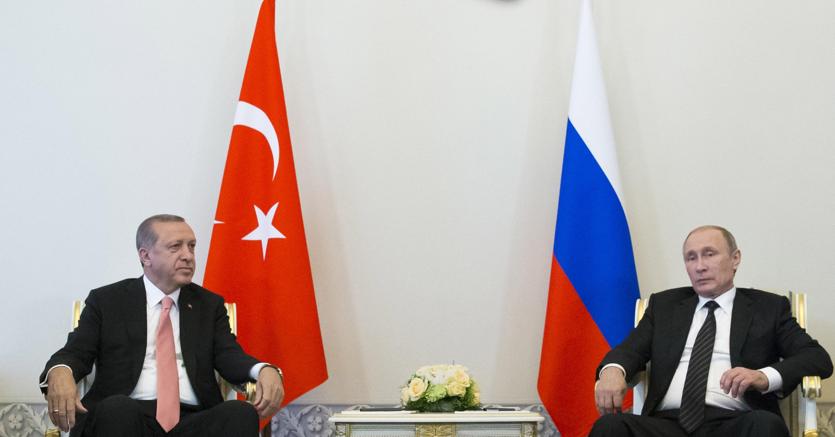 Vladimir Putin (a destra) in un recente incontro con il presidente turco Recep Tayyp Erdogan, a San Pietroburgo