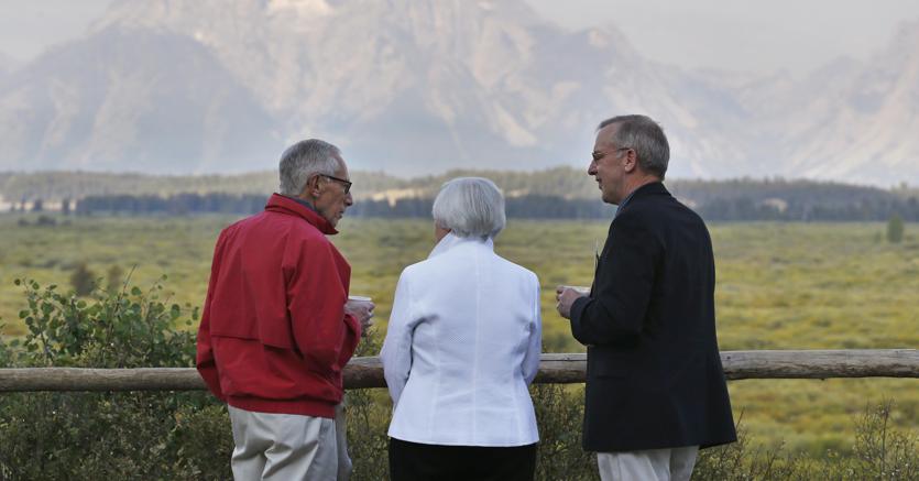 La presidente Fed Janet Yellen (al centro) con il suo vice Stanley Fischer (a sinistra) e con Bill Dudley, presidente della Federal Reserve di New York