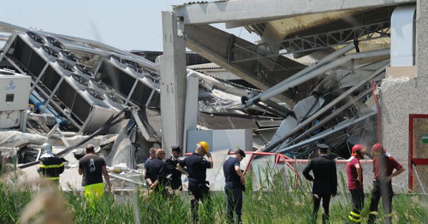 Il terremoto del 2012 in Emilia Romagna  stato il primo ad avere colpito in maniera durissima le imprese. Nella foto un capannone industriale distrutto dal sisma