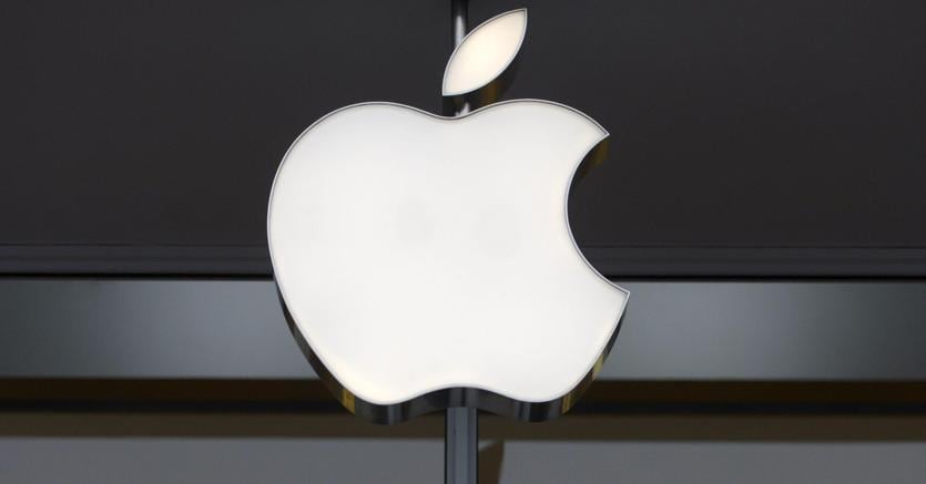 Il simbolo della Apple, società sanzionata da una multa record della Commissione europea (EPA)