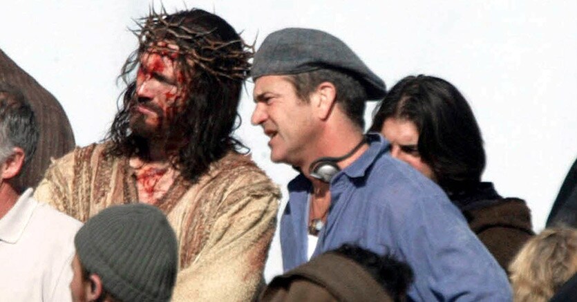 Matera, Jim Caviezel (che interpreta Gesù) con il regista e attore, Mel Gibson, durante le riprese del film   “La Passione di Cristo” (Olycom)