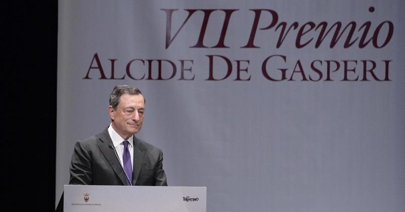 Il presidente della Bce, Mario Draghi, durante il discorso del ricevimento del premio De Gasperi (Ansa)