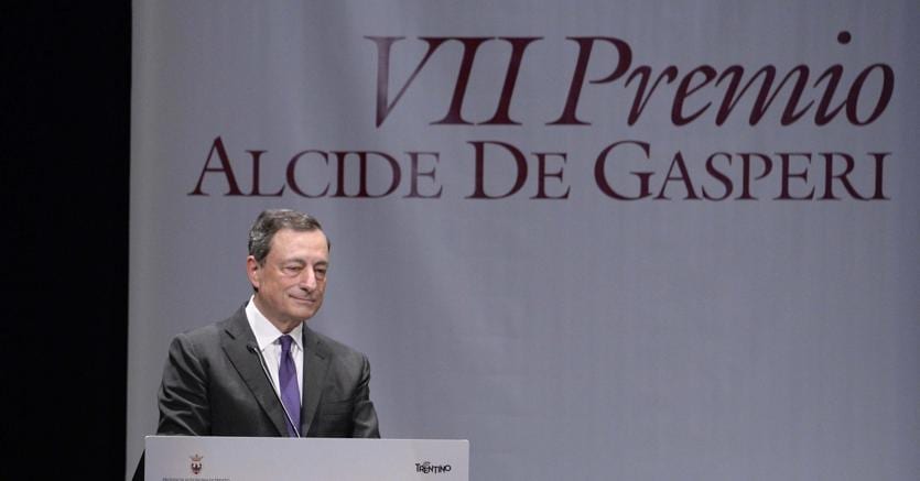 Mario Draghi, presidente della Bce, al Premio De Gasperi a Trento (Ansa)
