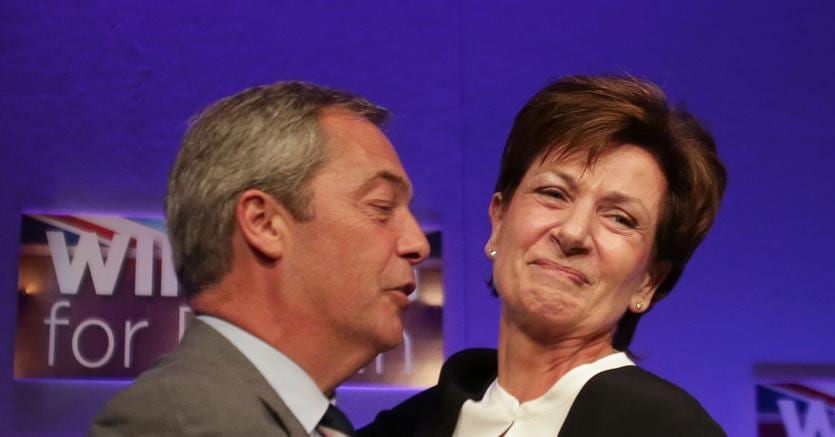 La nuova leader di Ukip, Diane James, con il dimissionario Nigel Farage