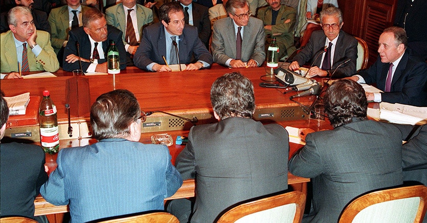 L’accordo di luglio. L'incontro per la firma dell'accordo sul costo del lavoro a Palazzo Chigi nel 1993 (Ansa)