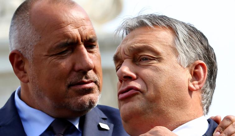 Da sinistra, il premier bulgaro Boyko Borisov e quello ungherese Viktor Orban (Epa)