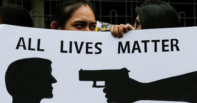 Studentesse filippine protestano contro le uccisioni collegate alla guerra alla droga lanciata dal presidente Rodrigo Duterte