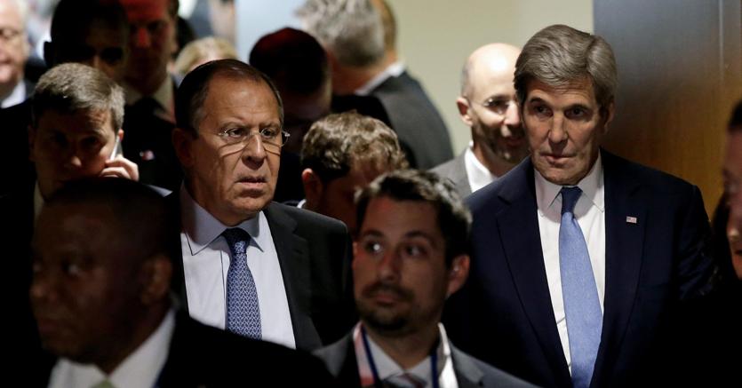 Nella foto il segretario di Stato statunitense John Kerry (a destra) con il ministro degli Esteri russo Sergei Lavrov (Epa)