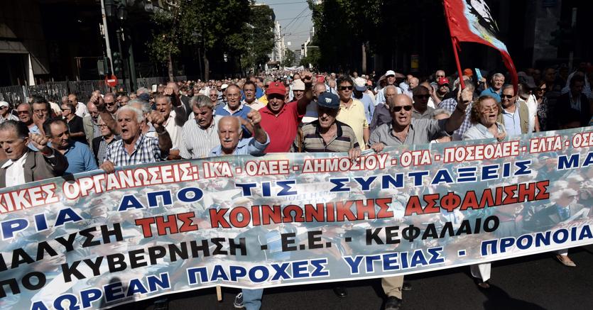 Protesta dei pensionati contro i tagli alle pensioni ad Atene (Afp)