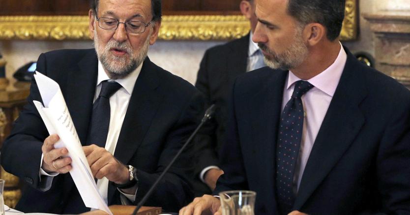 Il premier Mariano Rajoy  con re Filepe (Epa)